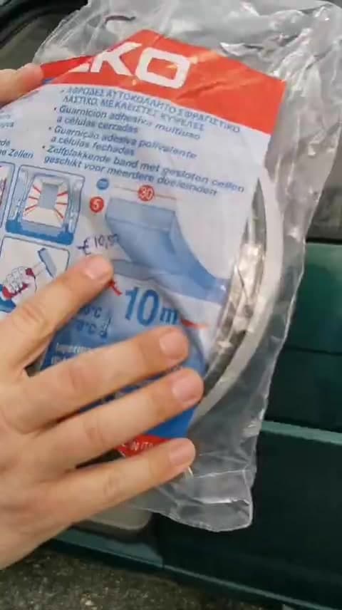 La confezione della guarnizione adesiva GEKO da 10 m, larga 30 mm e spessa 5 mm