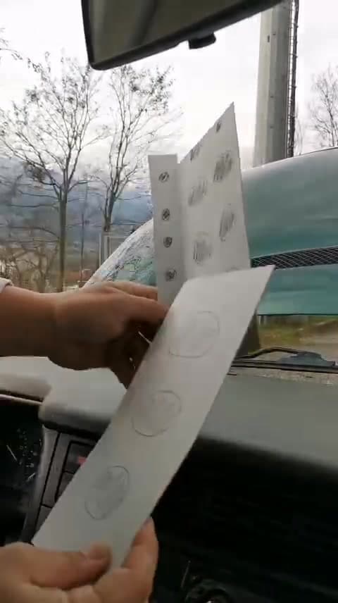 I due deviatori disegnati su due cartoncini: uno con tre fori grossi, l'altro piegato con fori grossi e piccoli