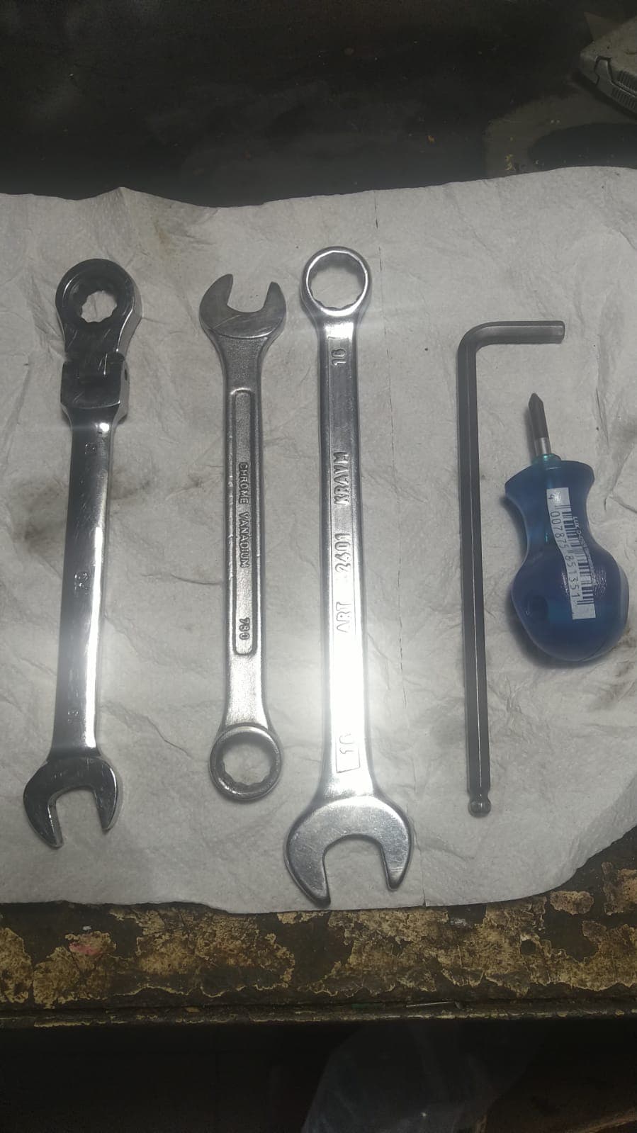 The tools used: ring and combination spanners, 16 mm spanner, Allen key and short screwdriver
