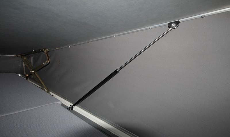 Option B: gas strut fitted between the lower bracket and the roof profile, next to the scissor hinge