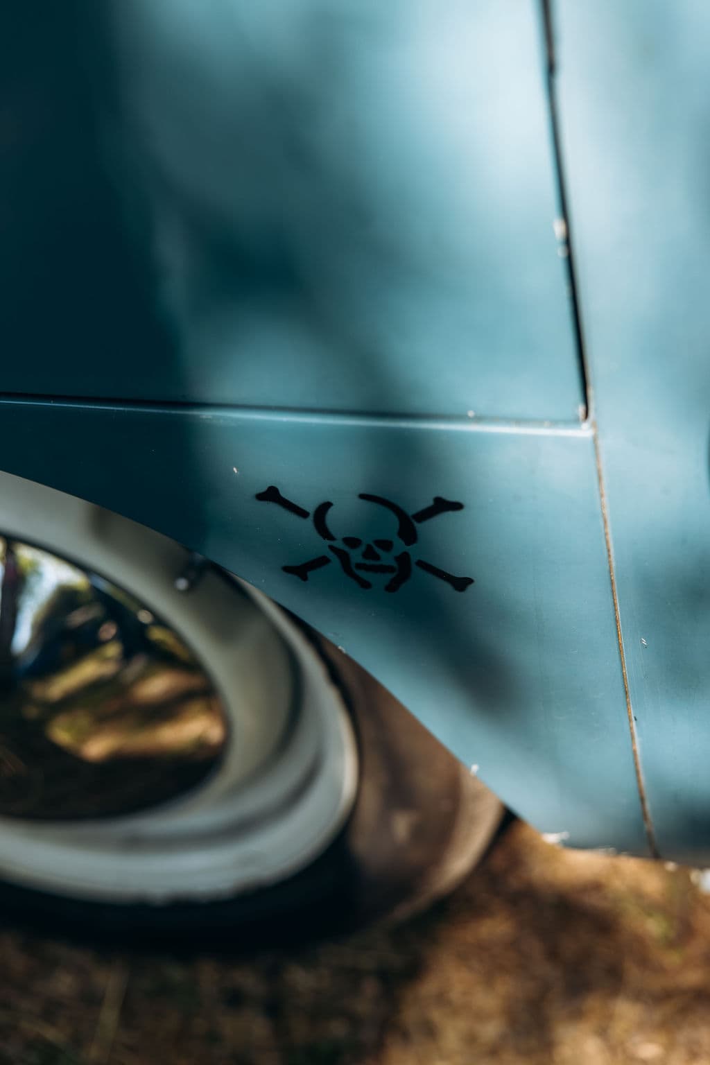 Stencil teschio su un T4 azzurro